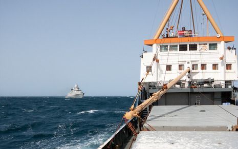 DEN HAAG - Foto beschikbaar gesteld door het ministerie van Defensie. met Nederlandse schip de MV Marathon, met op de achtergrond het Newderlandse fregat de Zeven Provincien. Somalische piraten hebben het gekaapte koopvaardijschip de Marathon dinsdagochte