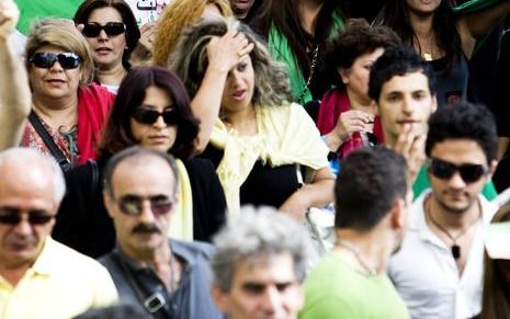 Rond de Universiteit van Teheran heeft zich vrijdag een grote mensenmenigte verzameld. Foto EPA