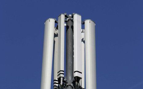 ZWOLLE – Een inwoner van Zwartsluis wil dat de Zwolse bestuursrechter verbiedt dat een antennemast van KPN geschikt wordt gemaakt als umts-mast. Foto ANP