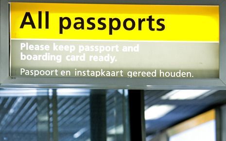 SCHIPHOL – Passagiers van internationale vluchten moeten mogelijk in de toekomst hun paspoortgegevens al vanuit huis doorsturen aan de Koninklijke Marechaussee op de luchthaven Schiphol. Foto ANP