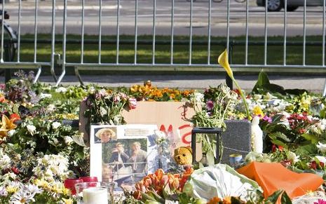 APELDOORN - Bloemen bij De Naald in Apeldoorn na het drama van koninginnedag. Foto ANP