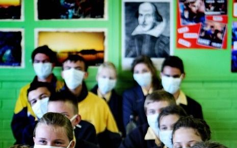 LYON – Voor het eerst sinds het begin van het nieuwe schooljaar hebben in Frankrijk verschillende middelbare scholen hun poorten gesloten in verband met de Mexicaanse griep. Afgelopen vrijdag besloot de Franse overheid 840 leerlingen van een middelbare sc