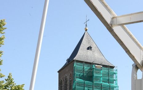 KAMPEN – De toren van de Buitenkerk in Kampen staat al jaren scheef. Door verbeteringen aan de fundering is geprobeerd verdere verzakking te voorkomen. Foto RD, Anton Dommerholt