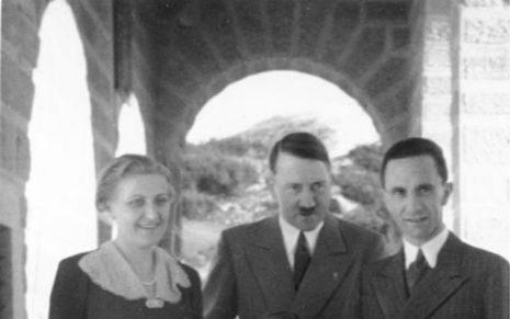 BERLIJN – Uit verering voor Hitler gaf het echtpaar Goebbels zijn zes kinderen een naam die begint met een H. De foto uit 1938 toont het gezin op bezoek bij de Führer. Foto Bundesarchiv