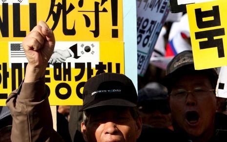 SEOUL – Protesten in Zuid-Korea tegen de agressie van Noord-Korea. Zuid-Korea is niet van plan het beleid voor Noord-Korea aan te passen na een gevecht op zee tussen een Zuid-Koreaans en een Noord-Koreaans schip. Dat heeft de Zuid-Koreaanse premier Chung 