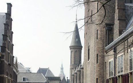 DEN HAAG – Op het gebouw van de Tweede Kamer in Den Haag zal binnenkort de Europese vlag in top gaan. Op initiatief van CDA en D66 komt de blauwe vlag met gele sterren daar naast de nationale vlag. Maar de EU–vlag komt niet op alle rijksgebouwen. Foto ANP