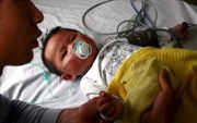PEKING - Een virusuitbraak in het oosten van China heeft tot dusverre aan 25 mensen het leven gekost. Ruim vijfduizend mensen zijn inmiddels besmet met het zogenoemde enterovirus 71 (EV71), berichtte staatspersbureau Xinhua zondag. Foto: EPA