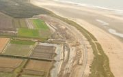 OUDDORP – Het Flaauwe Werk bij Ouddorp op Goeree Overflakkee een zwakke schakel in de Zuid-Hollandse kust. De waterkering bestaat uit een met asfalt beklede dijk die gedeeltelijk met zand is afgedekt. Om de veiligheid te waarborgen wordt deze zeedijk nu v