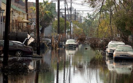 NEW ORLEANS â€“ Langzamerhand daalt het water in de Amerikaanse stad New Orleans. Burgemeester Ray Nagin maakte donderdag bekend dat sommige delen van de stad de komende dagen voor de bewoners worden opengesteld. „Vanaf komend weekeinde begint de stad wee