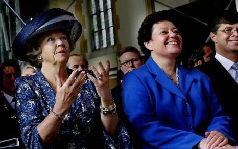 GRONINGEN â€“ Koningin Beatrix werd donderdag in de Martinikerk in Groningen geflankeerd door voorzitter Y. Timmerman Buck van het Nationaal ComitÃ© Zilveren Regeringsjubileum en premier Balkenende. De Koningin woonde de opening bij van een congres over d