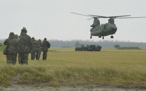 ZOUTKAMP - Een Chinook-helikopter dropt mensen en materieel bij het militaire oefendorp Marnehuizen. Deze week oefent een deel van de Luchtmobiele Brigade samen met helikopters van de luchtmacht in het noorden van Nederland. Door laaghangende bewolking en