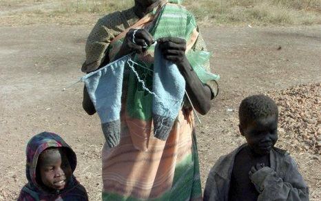 ABYEI - Een Zuid-Sudanese vrouw is teruggekeerd in haar dorp in de omgeving van Abyei, nadat ze jarenlang als vluchteling in Noord-Sudan heeft geleefd. Deze foto is van november 2005. Inmiddels is de omgeving van Abyei weer het toneel van gevechten tussen