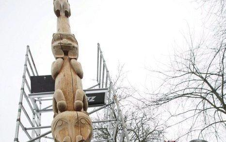 STOCKHOLM - Indianen van de Haisla-stam in Canada kregen dinsdag 14 maart 2006 een 134 jaar oude totempaal terug, die jarenlang stond uitgestald in het museum van etnografie in Stockholm. Woensdag verschijnt premier Stephen Harper voor het Canadese parlem