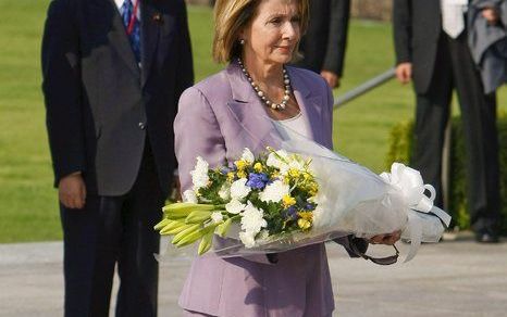 HIROSHIMA - De voorzitter van het Amerikaanse Huis van Afgevaardigden, Nancy Pelosi, heeft dinsdag in het Japanse Hiroshima bloemen gelegd bij het monument dat herinnert aan de atoombom die de stad in 1945 verwoestte. Foto EPA