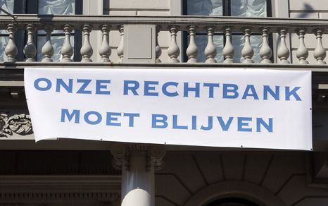 Medewerkers van de rechtbank in Dordrecht hebben dinsdag betoogd tegen het voorstel van minister Hirsch Ballin de rechtbank te sluiten. Foto ANP