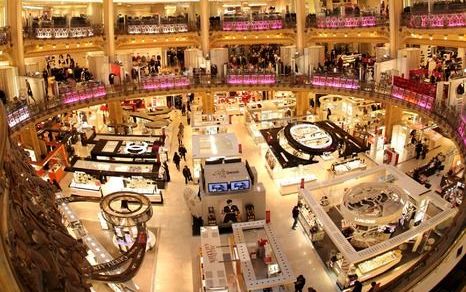 Het Franse parlement is verdeeld over een nieuw wetsontwerp over zondagsrust. Op de foto het warenhuis Galeries Lafayette in Parijs. Foto EPA