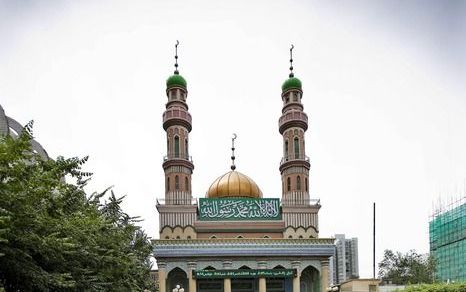 Onder strenge veiligheidsmaatregelen zijn de moskeeën in Urumqi, de hoofdstad van de Chinese regio Xinjiang, heropend voor het vrijdaggebed. Foto ANP