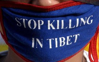 Vier Britse demonstranten zijn woensdag in de Chinese hoofdstad Peking opgepakt door de politie, omdat zij een spandoek toonden met de tekst „Bevrijd Tibet”. Dat meldt staatspersbureau Xinhua. Foto EPA