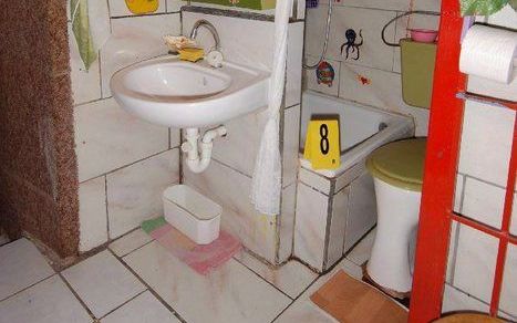 WENEN - Toilet en douche in de kelder waar Elisabeth F. en haar drie kinderen vele jaren zonder licht en hoop verborgen werden gehouden. Foto's EPA