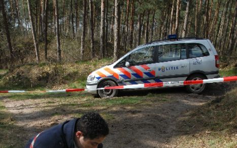 De politie onderzoekt een valkuil in de Heldense Bossen. Foto ANP