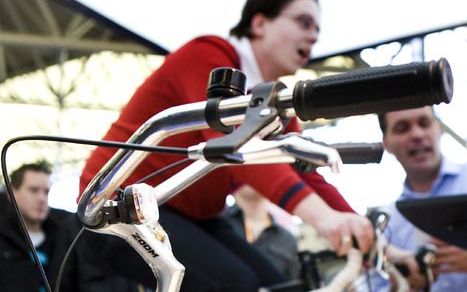 Fietsers moeten op steeds meer fietspaden gewoon door kunnen trappen, zonder hinder van hobbels, boomstronken en verkeerslichten. Foto ANP