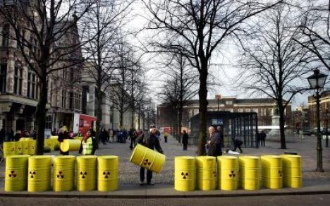 DEN HAAG - Actievoerders van Greenpeace zetten donderdag 200 lege kernafvalvaten op Het Plein voor de ingang van de Tweede Kamer in Den Haag neer. Milieuorganisaties dringen er bij de politiek op aan om kerncentrale Borssele niet langer dan gepland open t