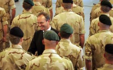 EINDHOVEN - Minister Kamp van Defensie wenst maandag op vliegbasis Eindhoven de manschappen succes, voordat ze vertrekken naar Afghanistan. Foto ANP