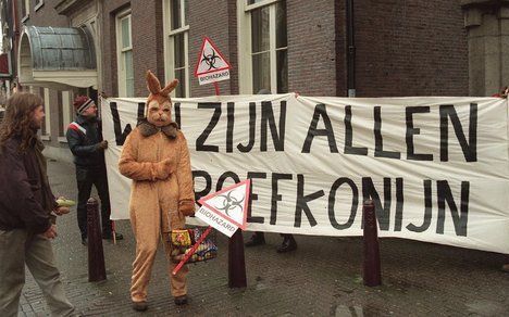 AMSTERDAM - Demonstranten protesteren in Amsterdam tegen gemanipuleerd voedsel. Archieffoto ANP