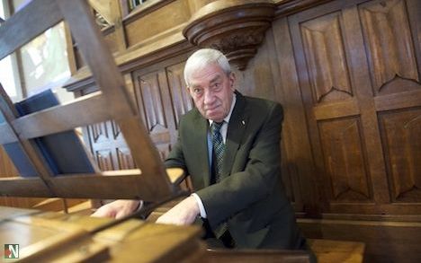 Jan Mol achter zijn orgel in de Sionskerk in Nunspeet. Foto Bram van de Biezen