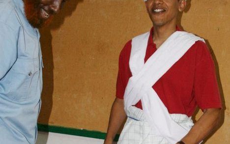 WASHINGTON - Ophef over foto van Obama in Afrikaans tenue. Foto ANP