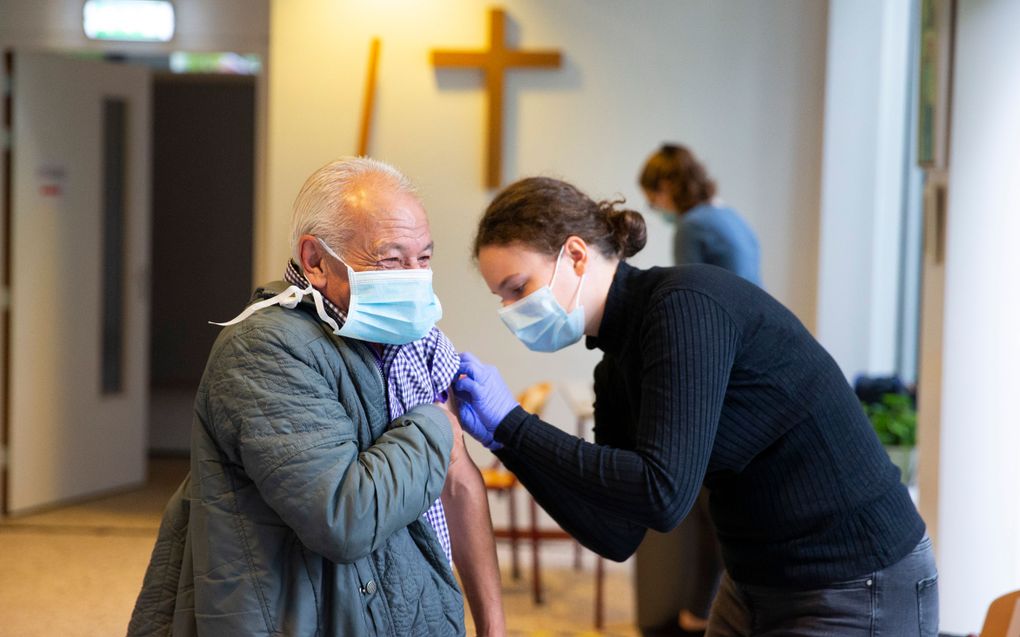 Een patient krijgt een griepprik tijdens een bezoek aan een huisartsenpraktijk. beeld ANP, Pieter Stam de Jonge