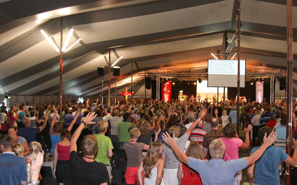 De zomerconferentie van New Wine in Biddinghuizen trekt ongeveer 3000 kampeerders en dagelijks zo’n 300 daggasten. New Wine wil onder andere dat de kerk veel meer naar buiten treedt. Foto DvD-fotografie