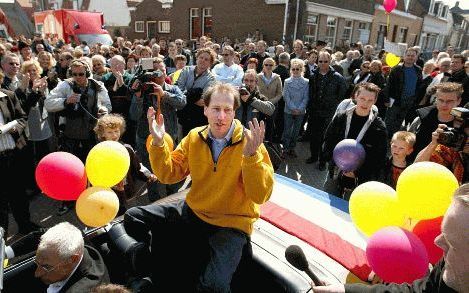 WESTDORPE â€“ Het Zeeuws Vlaamse Westdorpe liep maandag uit om de vrijgelaten Arjan Erkel in te halen. De medewerker van Artsen zonder Grenzen werd feestelijk binnengehaald in de woonplaats van zijn ouders. Zondag kwam hij vrij na twintig maanden ontvoerd