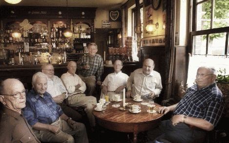 EIJSDEN â€“ Zestig jaar na de bevrijding, op de plaats waar de Rode Kruispost van de geallieerden was gevestigd. Van links naar rechts: W. Piters, L. Pinckaers (uit Mesch), H. Claessens, G. Jeukens, R. Huijnen, M. Martens, J. Wetsels en J. Piters. Foto Gu