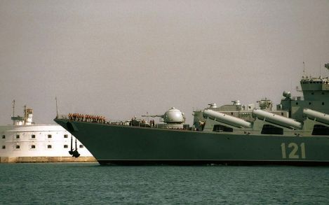 SEBASTOPOL â€“ Een Russisch oorlogschip in de OekraÃ¯ense haven Sebastopol. OekraÃ¯ne dreigt de huur die Rusland voor het gebruik van de haven maakt, sterk te verhogen. Foto EPA.