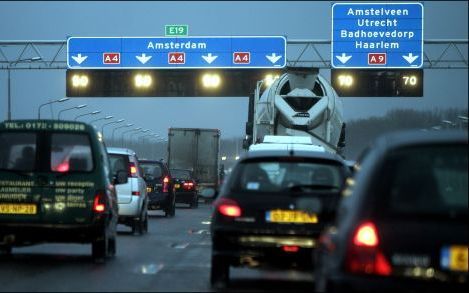 AMSTERDAM â€“ Aan urenlang zinloos in de file staan, komt binnen afzienbare tijd een einde, zo voorspelt Wim Derks van de Universiteit Maastricht. Door de structurele daling van de Nederlandse beroepsbevolking, die in 2011 inzet, zal het woon werkverkeer 