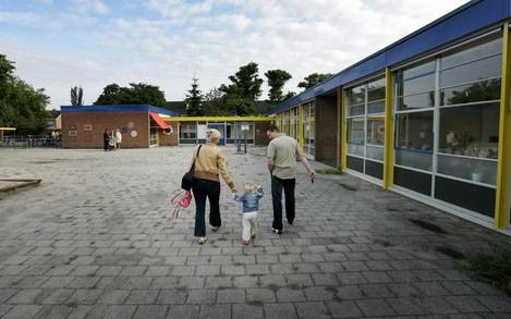 „Er blijven ouders met ‘korte lontjes’. Honkbalknuppels en pistolen zijn in dit verband al op de school gesignaleerd. Omdat ouders het beste willen voor hun kind, deinzen sommigen er niet voor terug om bij tegenvallende leerprestaties van hun kind de doce