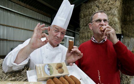 DOORNSPIJK – Ko van Twillert (r.), biologisch boer te Doornspijk, en voormalig topkok Cas Spijkers proeven op het bedrijf Ko Kalf in Doornspijk de nieuwe kroket van 100 procent biologisch rundvlees. De kroket is bereid met zuiver biologische ingrediënten.