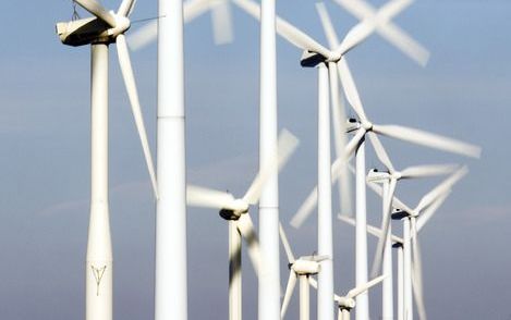 BOSTON – Het eerste grote windmolenpark voor de Amerikaanse kust heeft woensdag het groene licht gekregen. De Amerikaanse minister van Binnenlandse Zaken Ken Salazar zei woensdag in Boston dat hij met het project Cape Wind heeft ingestemd. Hij zei er vert