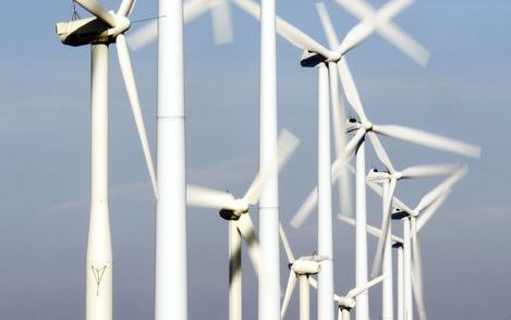 NIEUWERKERK A/D IJSSEL - Oud-burgmeester van Urk, S. Veninga, stuurde minister Van der Hoeven een brief om af te zien van een windmolenpark bij het dorp. Foto ANP