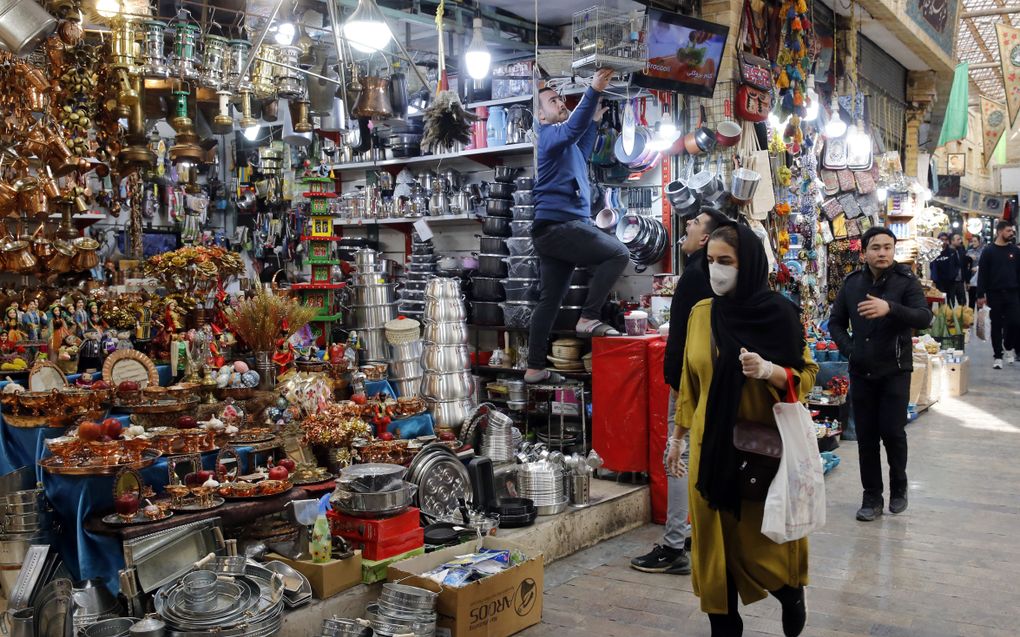 Consumenten shoppen in Iran. Het land heeft bij het IMF een lening aangevraagd. beeld AFP