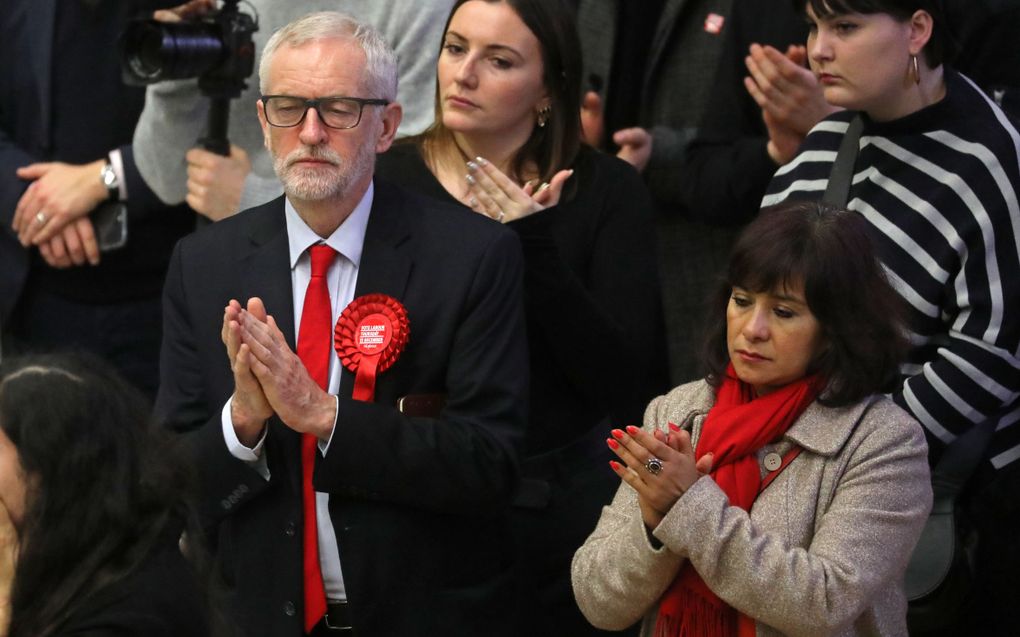 Jeremy Corbyn  (l.) tijdens het tellen van de stemmen. beeld AFP