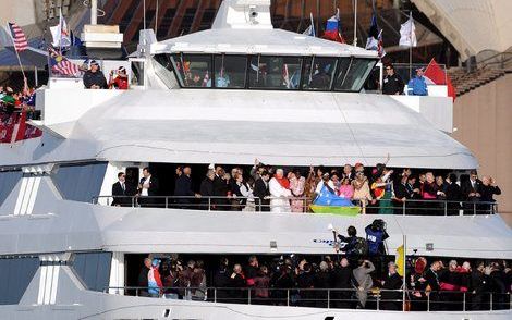 SYDNEY - Deelnemers aan de Wereldjongerendagen onthalen de paus in de haven van Sydney. Foto EPA