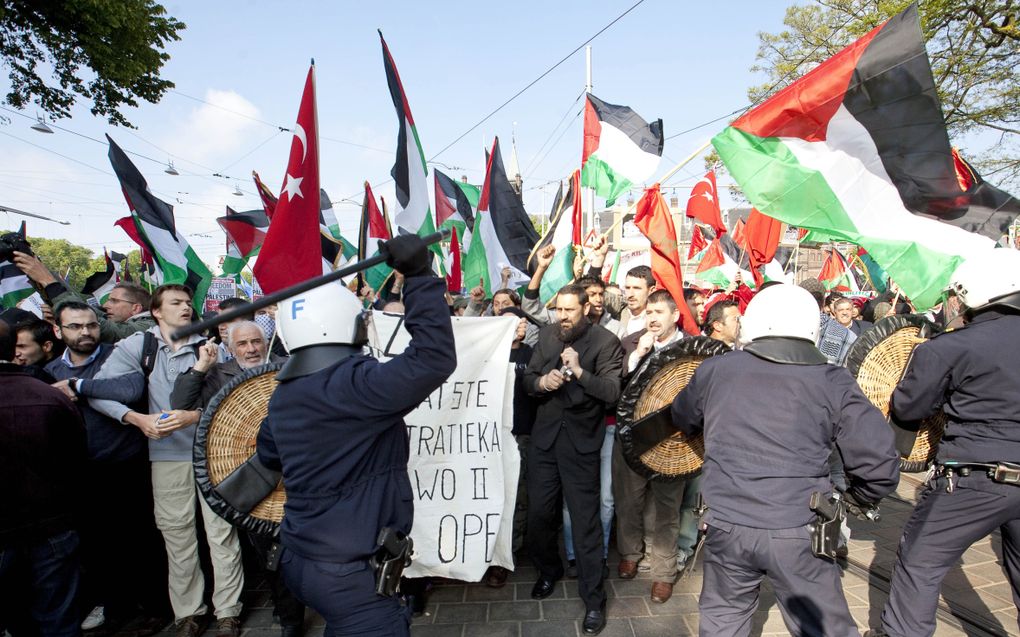 Ruim driehonderd mensen demonstreerden maandag eind van de middag op het Buitenhof in Den Haag tegen de Israëlische actie. Foto ANP