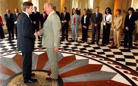 BRUSSEL - Koning Albert II van BelgiÃ« feliciteerde zaterdag premier Guy Verhofstadt met de installatie van zijn tweede kabinet. Vlak daarvoor had het staatshoofd de kabinetsleden de eed afgenomen in het Koninklijk Kasteel van Laken. De regering is een co