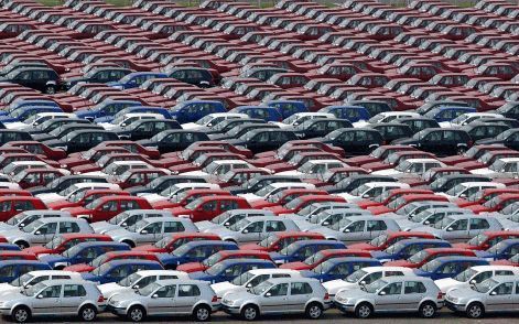 CHANGCHUN - In Changchun (China) staan duizenden Volkswagens te wachten op vertrek. VW schroeft de komende jaren zijn investeringen in China fors op. - Foto EPA