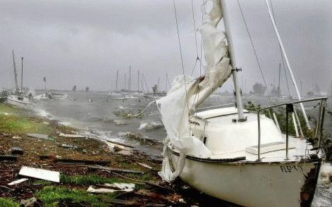 MIAMA - De schade die de orkaan Jeanne in Florida heeft aangericht, is groot. Zes mensen zijn door het natuurgeweld om het leven gekomen. Foto EPA