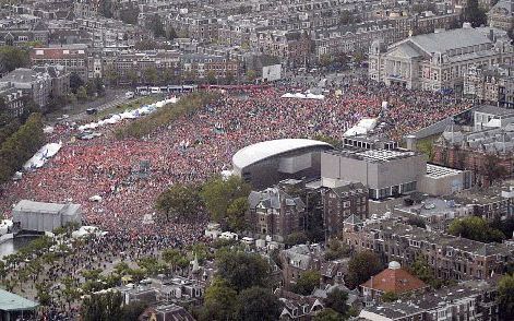 AMSTERDAM - Op en rond het Museumplein in Amsterdam hebben zich zaterdag ongeveer 200.000 actievoerders tegen het kabinetsbeleid verzameld. Het plein staat helemaal vol met demonstranten. Foto ANP