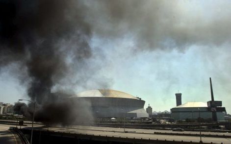 NEW ORLEANS - Dichtbij de Super Dome in New Orleans woedde zondag een grote brand. Foto EPA