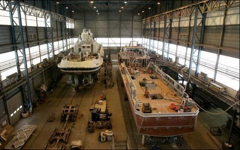 GORINCHEM - Bij Damen Shipyards in Gorinchem worden schepen gebouwd, onderhouden en gerepareerd. Deze week is het de Europese Week van de Scheepsbouw. 2005 was een goed jaar voor de Nederlandse scheepswerven met een recordaantal orders. Dinsdag werd beken